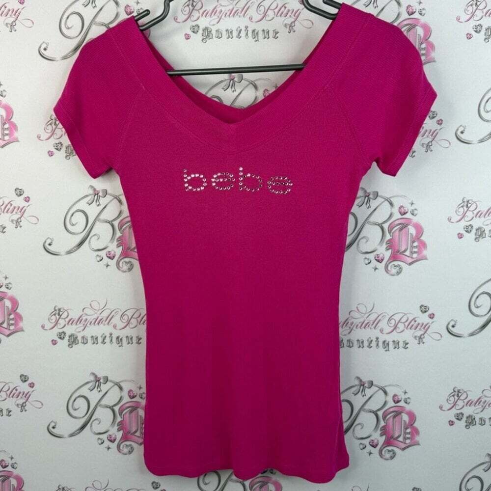 Bebe Swarovski T-shirt rhinestone bling brand new Y2K Women's Fuchsia V-Neck Tee